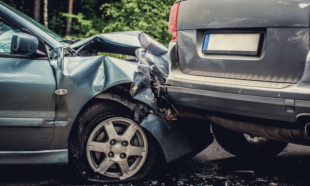 Zwei Autos sind in einen Unfall verwickelt: Die Solvenzquoten der größten europäischen Versicherer bleiben auch 2024 trotz Ausgaben in der KFZ-Sparte weiter hoch.