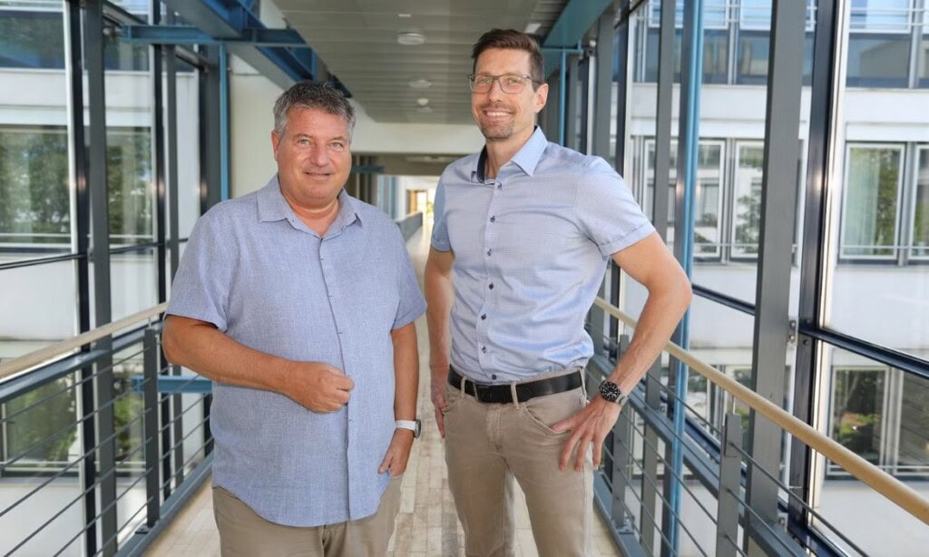 Oliver Ramsperger (links) löst seinen Kollegen Timo Heitmann (rechts) von der Barmenia-Gothaer bei der RTL-Serie „Die Versicherungsdetektive“ ab.