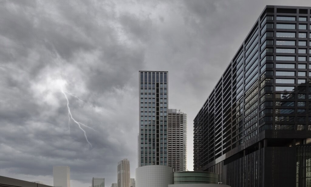 Versicherungsgebäude im Gewitter: Europäische Versicherer sind aus Sicht der EIOPA für Marktturbulenzen gut aufgestellt.