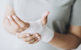 Hand gebrochen – Reise absagen, wer zahlt?