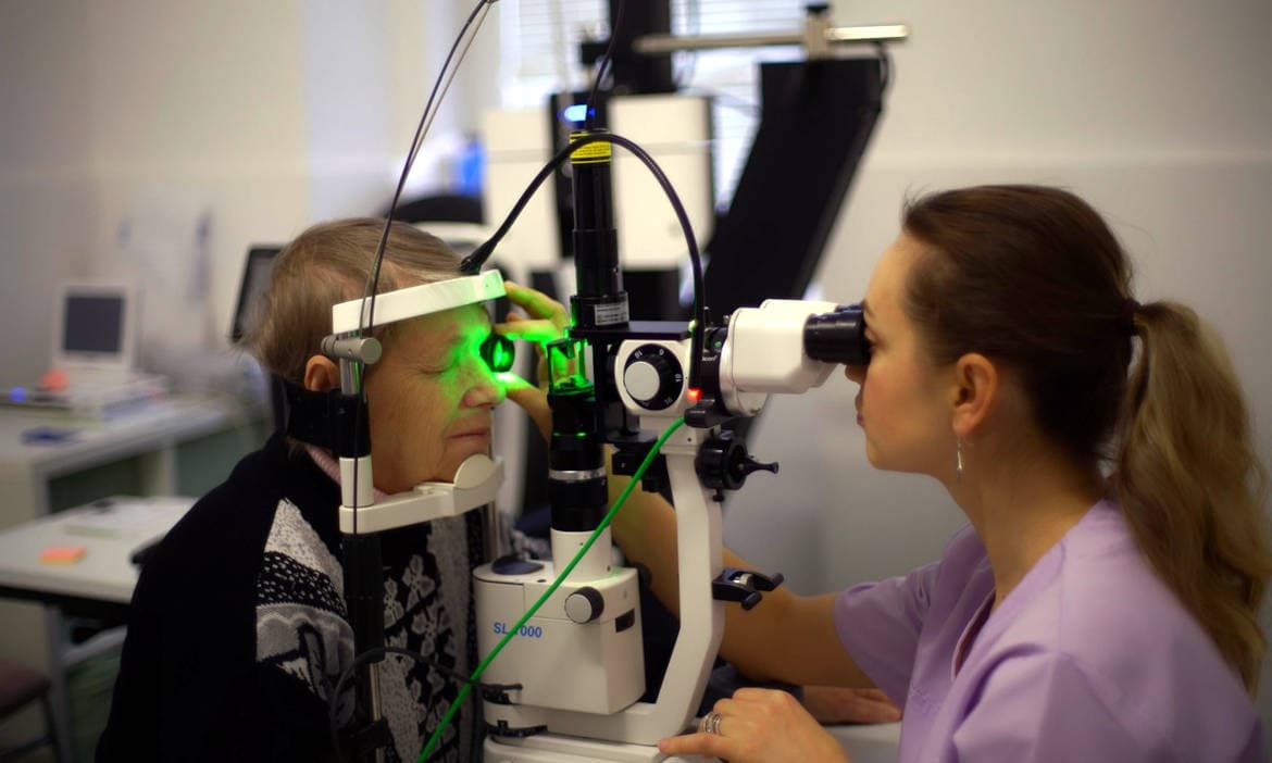Urteil: Private Krankenversicherung muss Augen-OP bezahlen