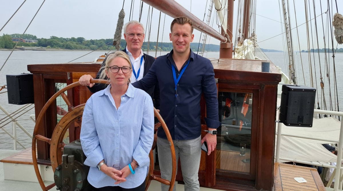 Charta-Leute an Bord der „Mare Frisium“: Manuela Proske (Partnerbetreuung), Ulrich Neumann (Vorstand), Marvin Pfanschilling (Vertrieb und Marketing) (Foto: Pfefferminzia)
