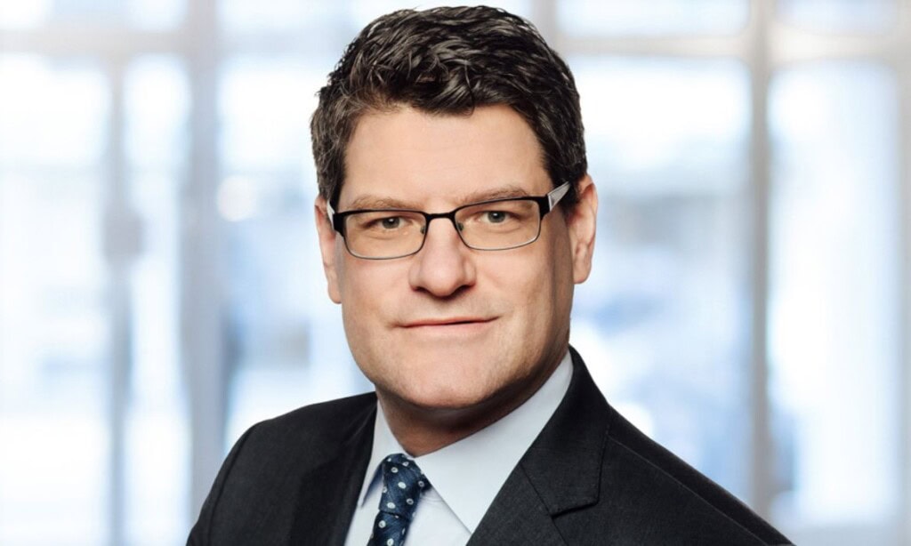 Fabian Frey, Niederlassungsleiter der Münchener Filiale des VZVermögenszentrums: „Wer zum Beispiel 30 Jahre lang von den 500.000 Euro leben möchte, kann bei einer Anlagenrendite von einem Prozent pro Jahr 1.599 Euro pro Monat entnehmen.“