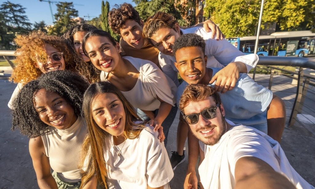 Freunde machen ein Selfie: Junge Versicherungskunden erwarten, dass digitale Prozesse von Versicherern gut funktionieren.