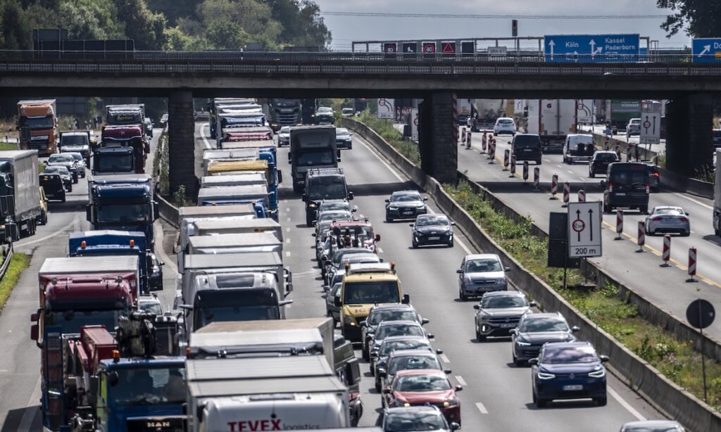 Stau auf der Autobahn A1: Im November startet wieder die KFZ-Wechselsaison. Daher hat die Zeitschrift „Auto, Motor und Sport“ die fairsten KFZ-Versicherer ermittelt.