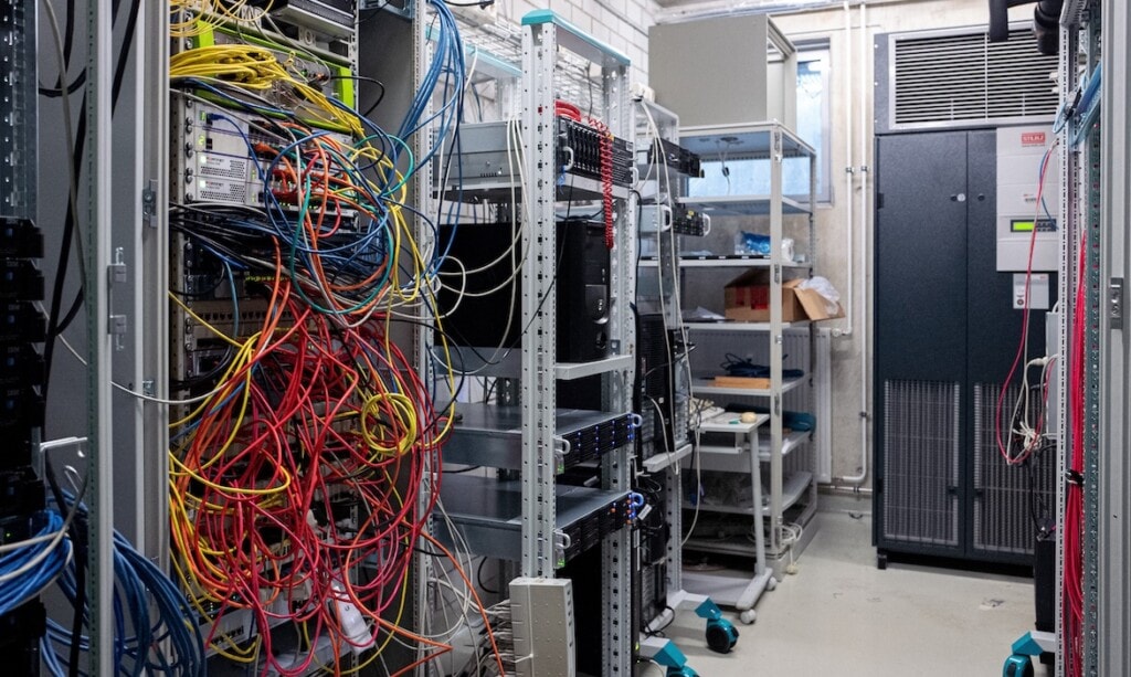 Serverraum eines Unternehmens: Viele Mittelständler fürchten sich zwar vor Cyberangriffen, kümmern sich aber nicht genug um ihre Sicherheit, so das Fazit einer GDV-Umfrage.