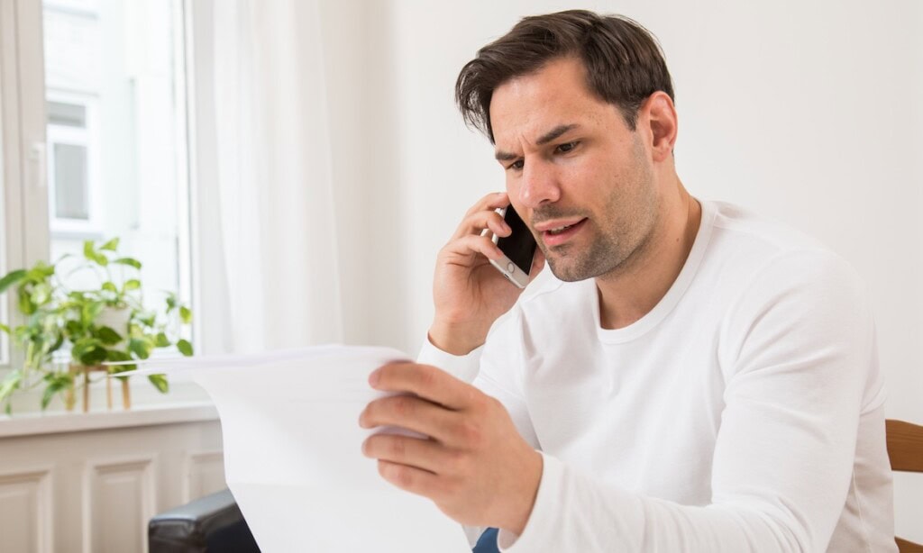 Mann informiert sich über Versicherungsbedingungen: Servicevalue hat gemeinsam mit dem Süddeutsche Zeitung Institut die Versicherer und Krankenkassen mit dem besten Preis-Leistungsverhältnis ausgezeichnet.