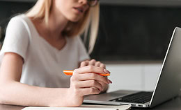 Wie oft die Deutschen ihre Versicherungsverträge prüfen