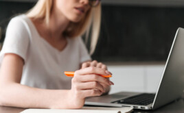 Wie oft die Deutschen ihre Versicherungsverträge prüfen