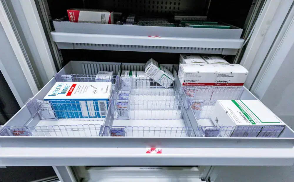 Medizinische Medikamente in Apothekenregal, Arzneimittel, Versorgung, Gesundheit, Prävention.