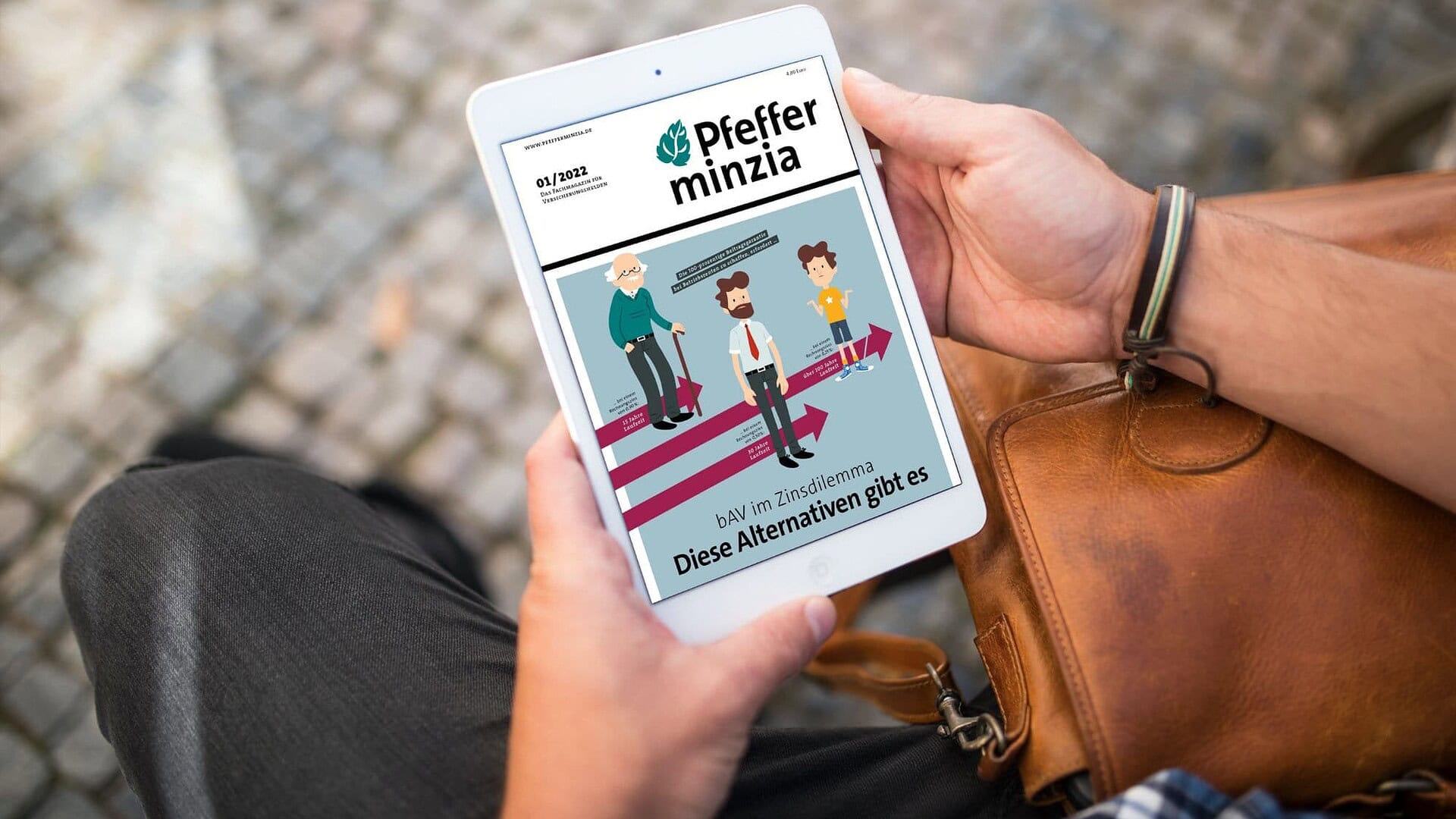 Abbildung einer Person, die die Pfefferminzia.de-Website auf einem Tablet liest, mit Fokus auf Finanz- und Rententhemen.