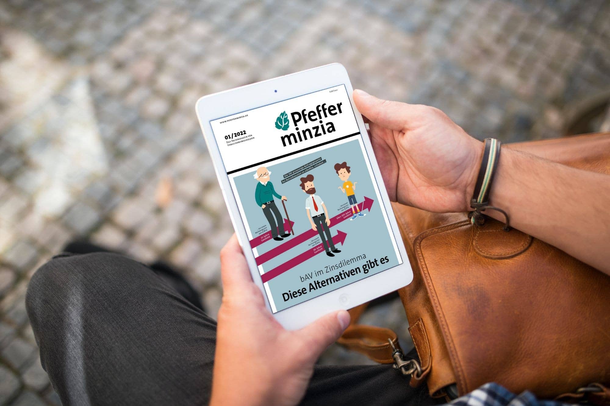 Abbildung einer Person, die die Pfefferminzia.de-Website auf einem Tablet liest, mit Fokus auf Finanz- und Rententhemen.