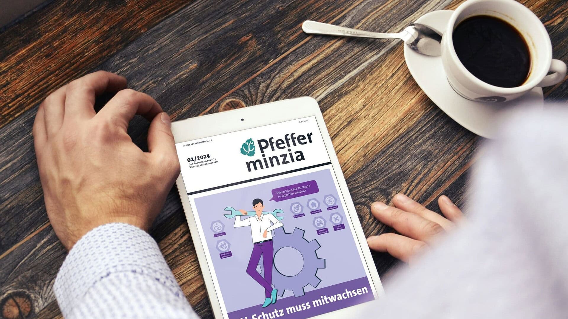 Bürger:innen informieren sich auf einem Tablet über Pfefferminzia.de, mit Fokus auf Versicherungs- und Finanzthemen.