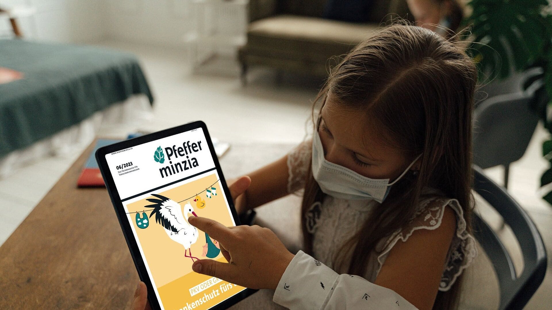 Digitale Versicherungskarte auf Tablet, kindertaugliche Pflegeversicherung, Pfefferminzia.de.