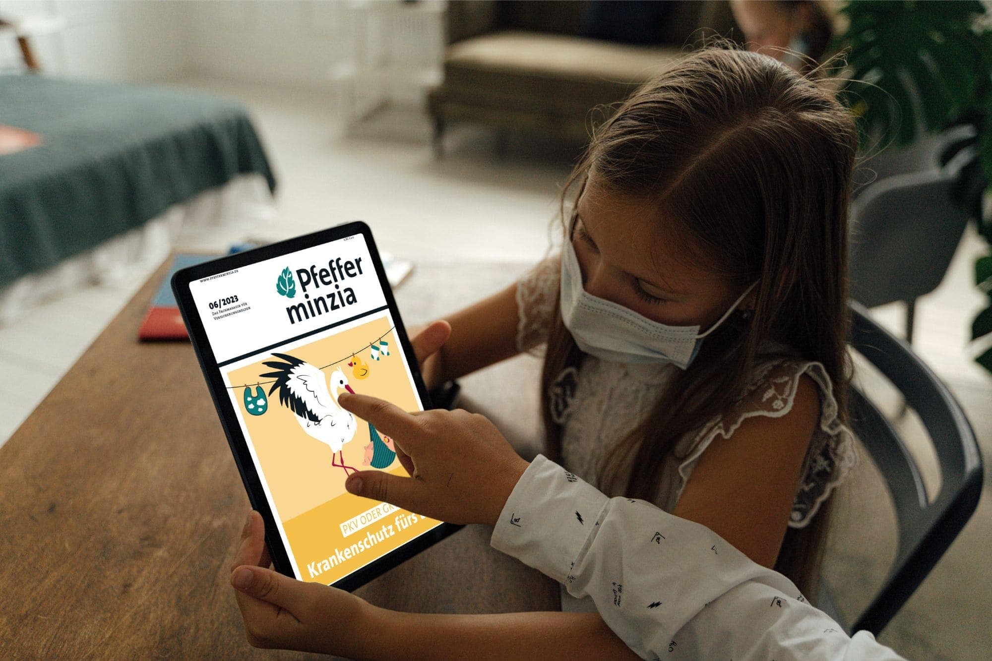 Digitale Versicherungskarte auf Tablet, kindertaugliche Pflegeversicherung, Pfefferminzia.de.