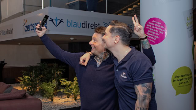 Pfefferminzia-Kolumnist und „Bankrocker“ Stephan Haider (li.). Foto: Blau Direkt