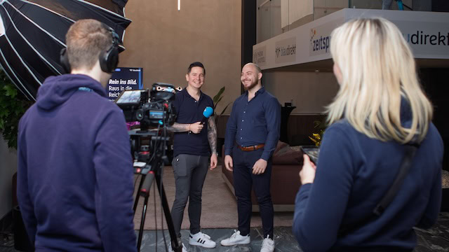 Und, bitte! Hier wird die Erfolgsgeschichte eines Maklers in Videoform gebracht. Foto: Blau Direkt