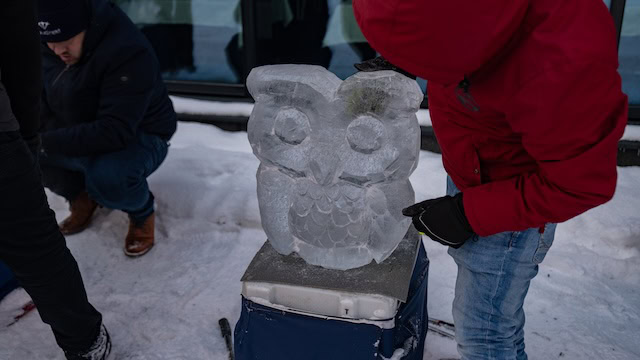 In einem Teambuilding-Format konnte man sich an einer Eisskulptur versuchen. Foto: Blau Direkt