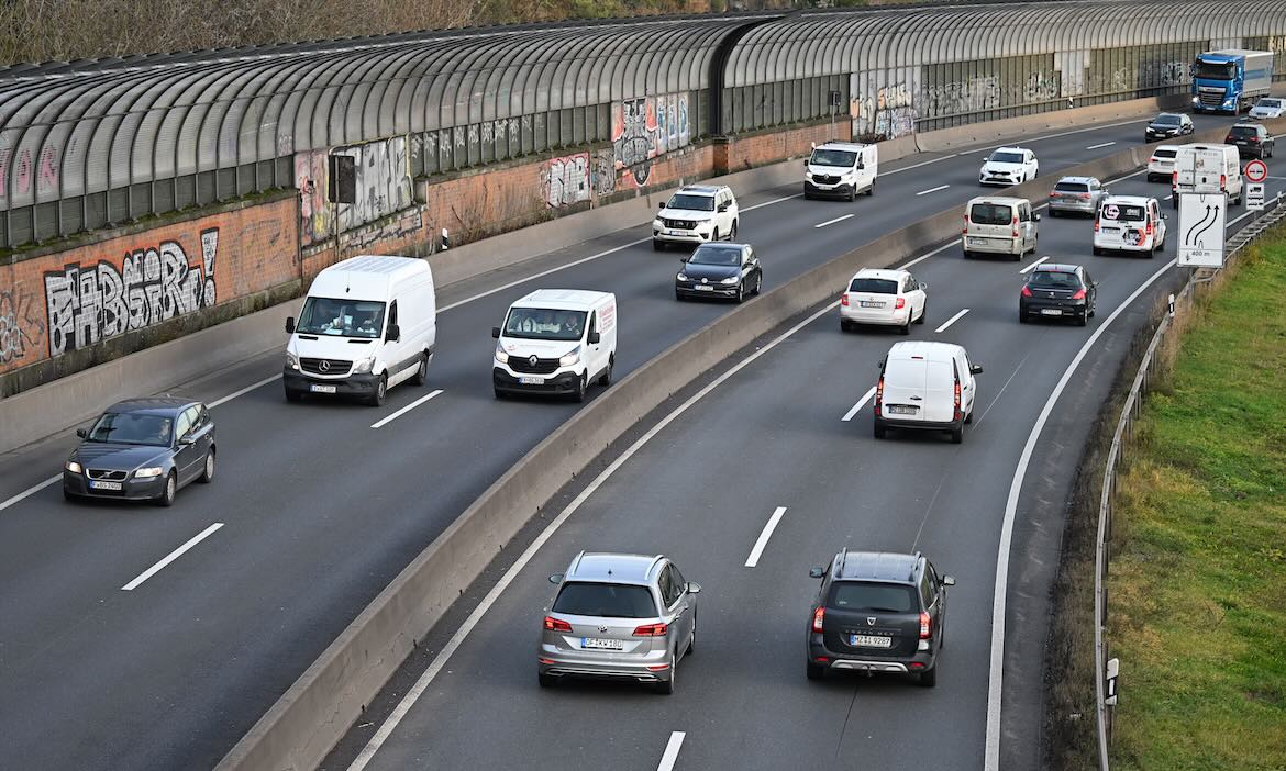 1. Stau auf Autobahn mit mehreren Fahrzeugen, Verkehrsmittel, Umwelt, Mobilität, Straße.