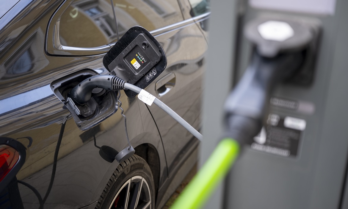 E-Auto beim Laden: Die KFZ-Prämien für die Stromer haben die Versicherer ordentlich angezogen.