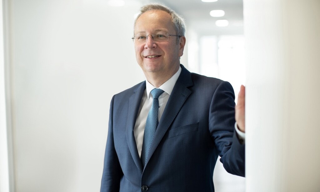 Versicherungsberater in professionellem Anzug, Vertrauen und Kompetenz symbolisieren, maßgeschneiderte Versicherungslösungen.