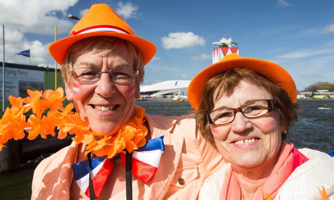 Fröhliche Menschen beim Stadtfest mit bunten Kostümen und Dekorationen in Hamburg, Deutschland.