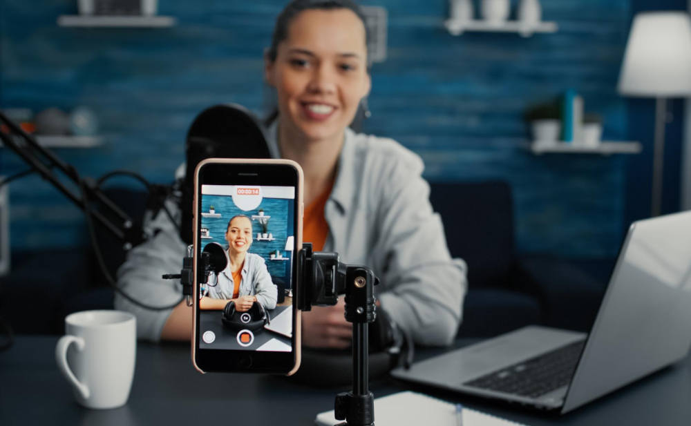 Influencerin filmt sich selbst: Sogenannte Finfluencer empfehlen Finanzprodukte