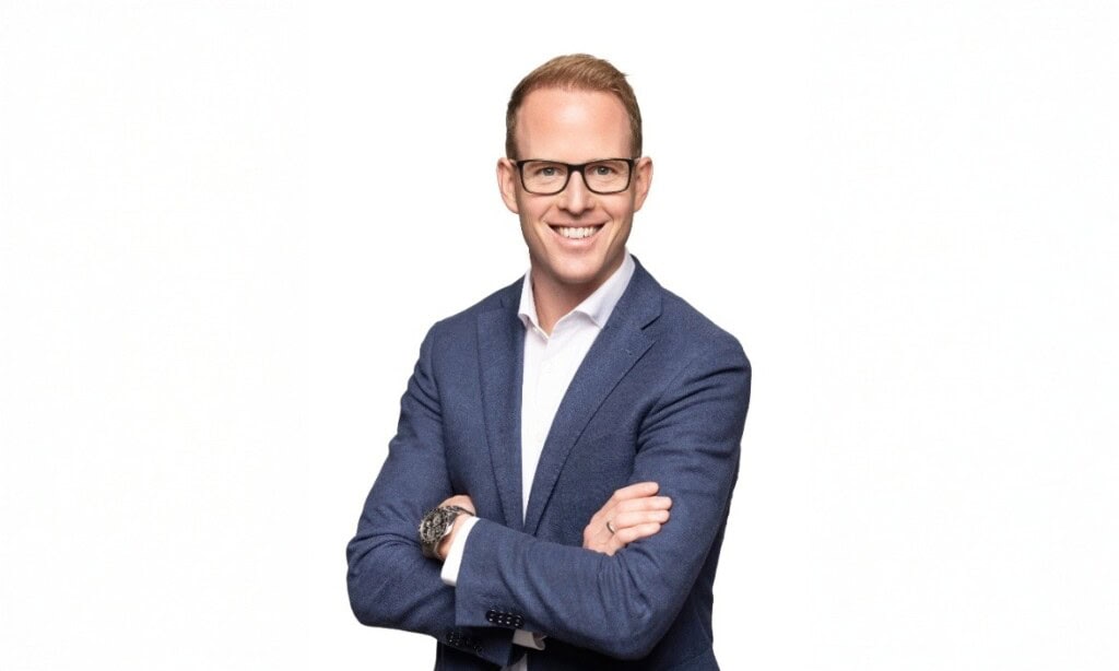 Kompetenter Business-Mann in Anzug, zeigt Vertrauen und Professionalität.