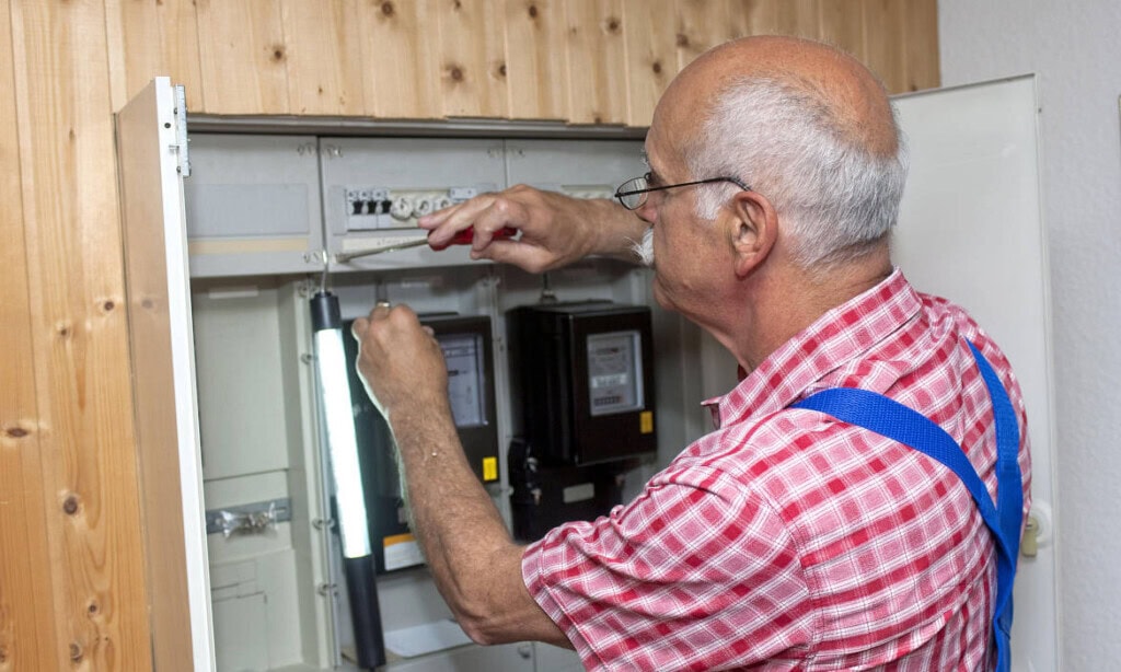 Älterer Elektriker arbeitet: Durch die Aktivrente sollen Rentner steuerfrei Einkommen hinzuverdienen können