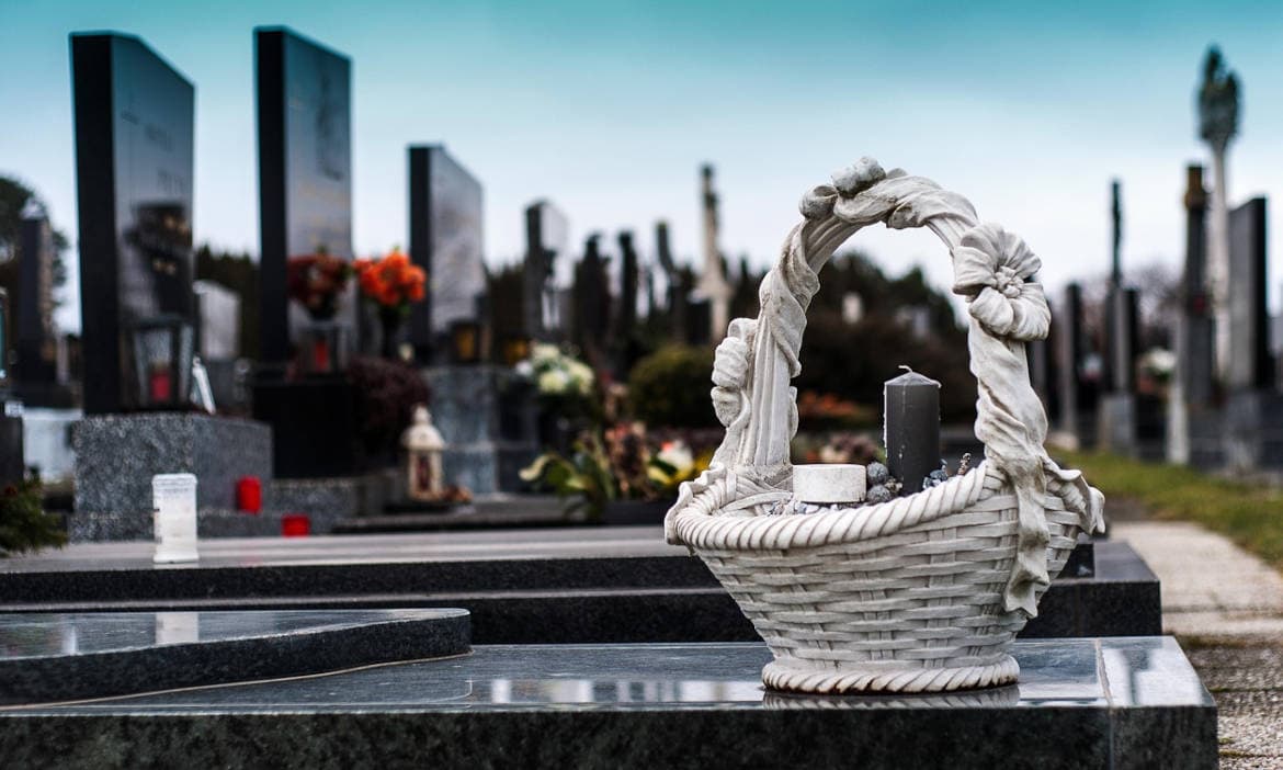 Hochwertiges Trauergesteck auf einem Grab, Symbol für Liebe und Erinnerung bei Beerdigungen und Trauerfeiern.