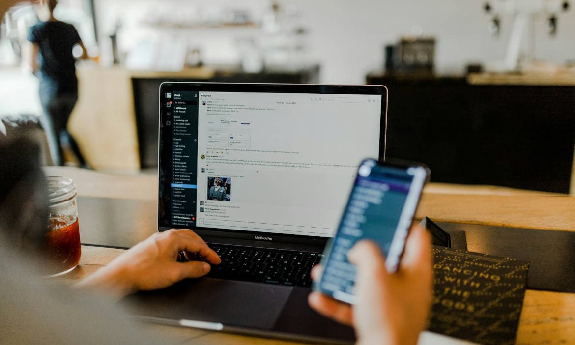 Laptop und Smartphone im Einsatz bei PFEFFERMINZIA.de, moderne digitale Beratung, innovative Versicherungs- und Finanzdienstleistungen.