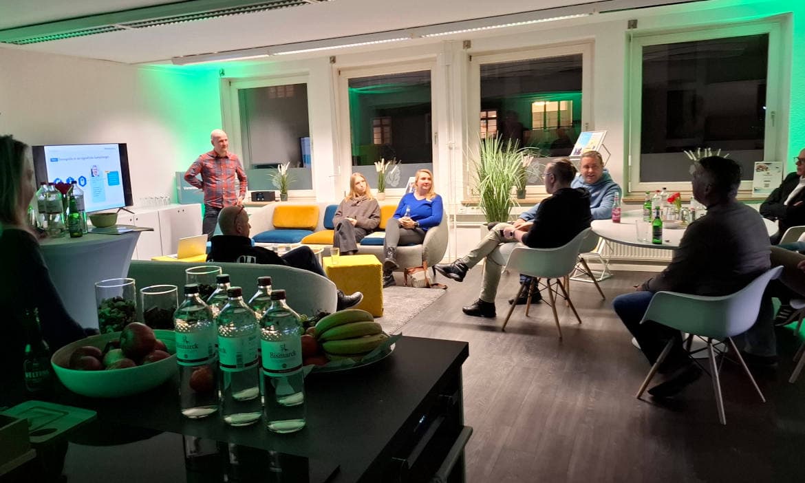 Moderierte Diskussion bei Pfefferminzia-Heftgeflüster im Branchenmeeting.