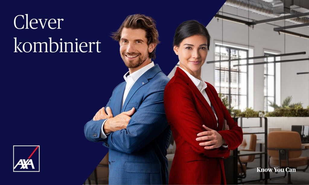 Zwei Geschäftsleute in moderner Büroatmosphäre, die innovative Versicherungslösungen präsentieren.
