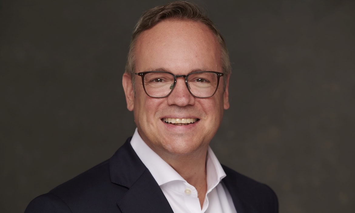 Vermittler bei der Umfrage für die Finanzbranche, um Trends und Meinungen zu erfassen.