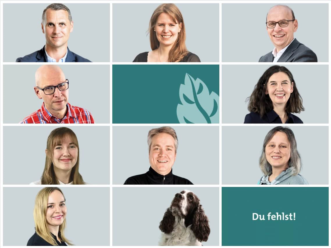 Teamfoto von Pfefferminzia-Mitarbeitern, inklusive Hund, professionell.