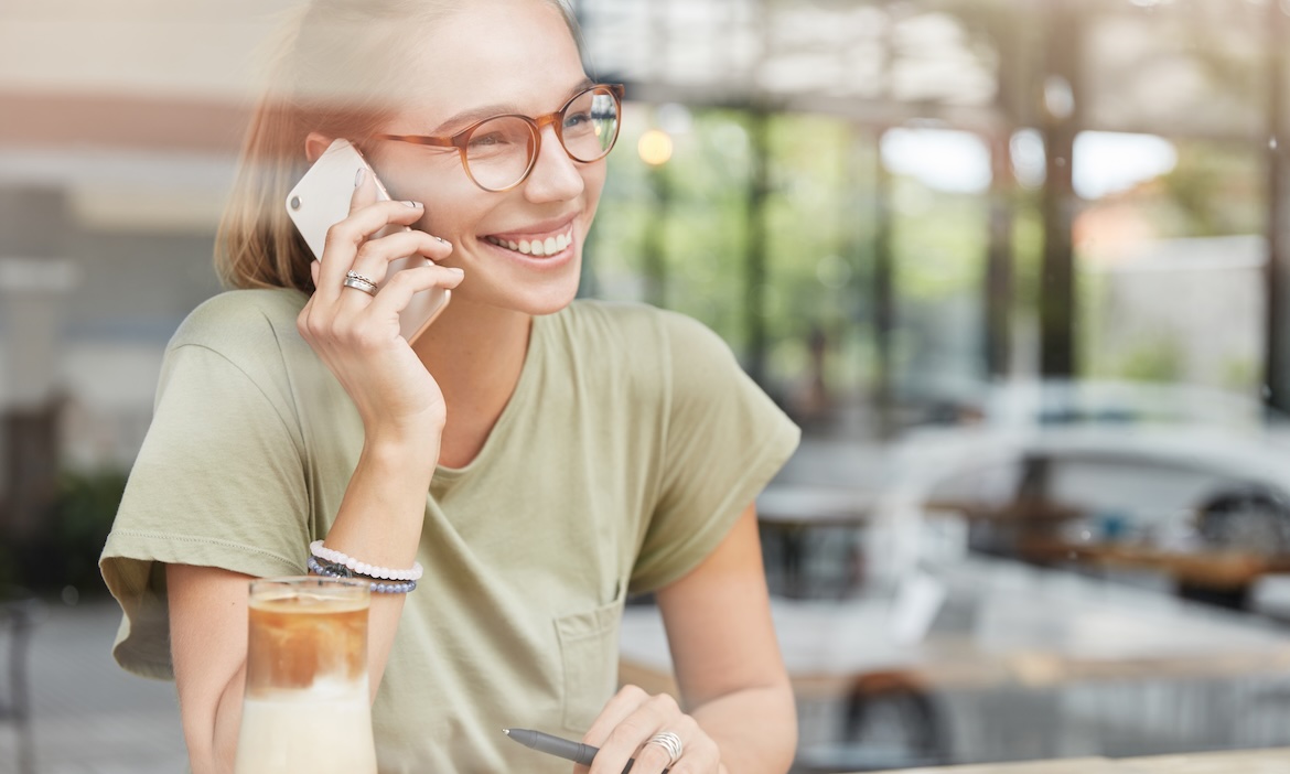 Junge Frau am Telefon: Servicevalue hat 35 Lebensversicherer auf ihre Kundenorientierung hin abgeklopft.