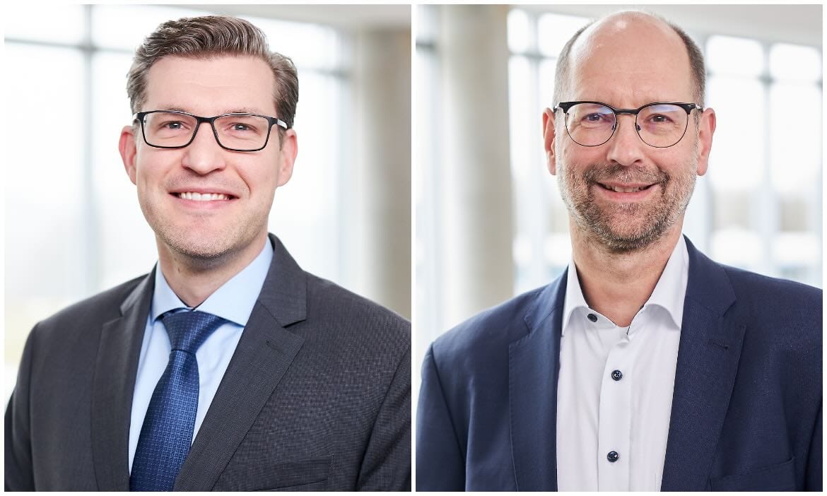 Hintergrundbild zeigt zwei Männer in Business-Mode, die über Altersvorsorge-Reformen diskutieren.