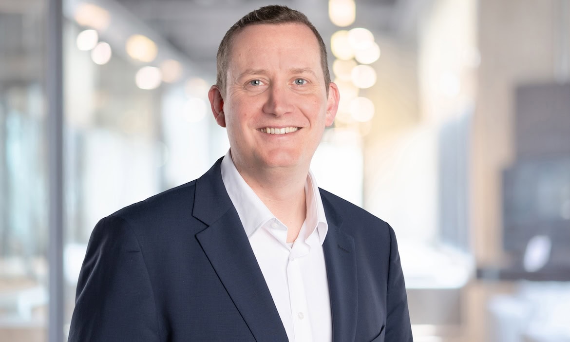 Geschäftsmann im modernen Büro, Fokus auf Innovation und Digitalisierung.