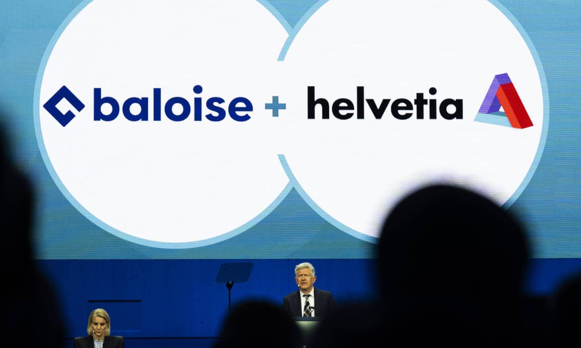 Generalsekretärin Barbara Bolliger und Verwaltungsratspräsident Thomas Schmuckli mit den Logos von Baloise und Helvetia auf der außerordentlichen Generalversammlung der Helvetia im Mai 2025 in St. Gallen
