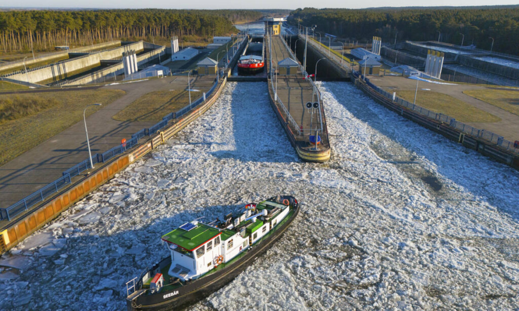 Schiffe in einer eisbedeckten Schleuse im Elbe-Havel-Kanal: Im Transport kann immer was passieren