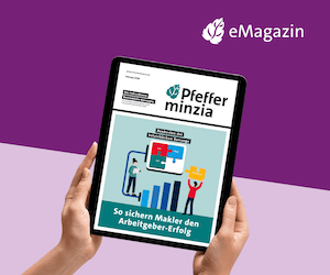 Hand hält Tablet mit Pfefferminzia Magazin, Fokus auf Makler-Erfolg.