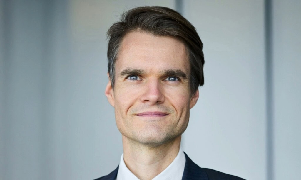 Porträt eines selbstbewussten Mannes in Businesskleidung, Fokus auf Langlebigkeit.
