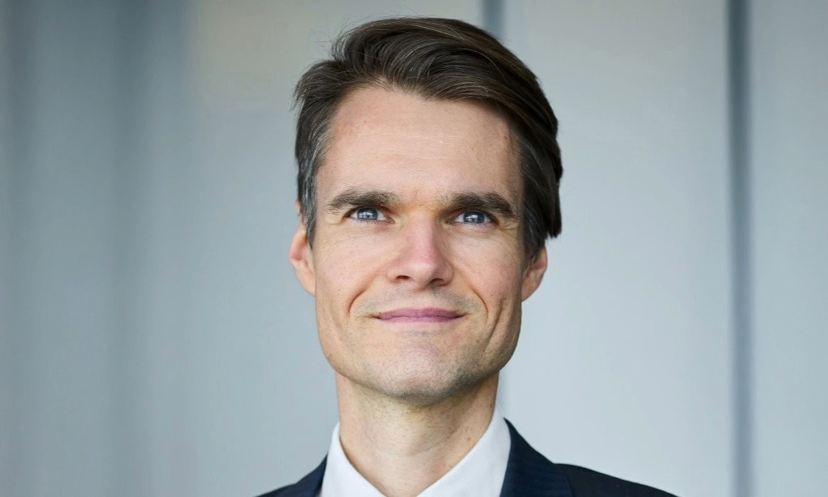 Porträt eines selbstbewussten Mannes in Businesskleidung, Fokus auf Langlebigkeit.