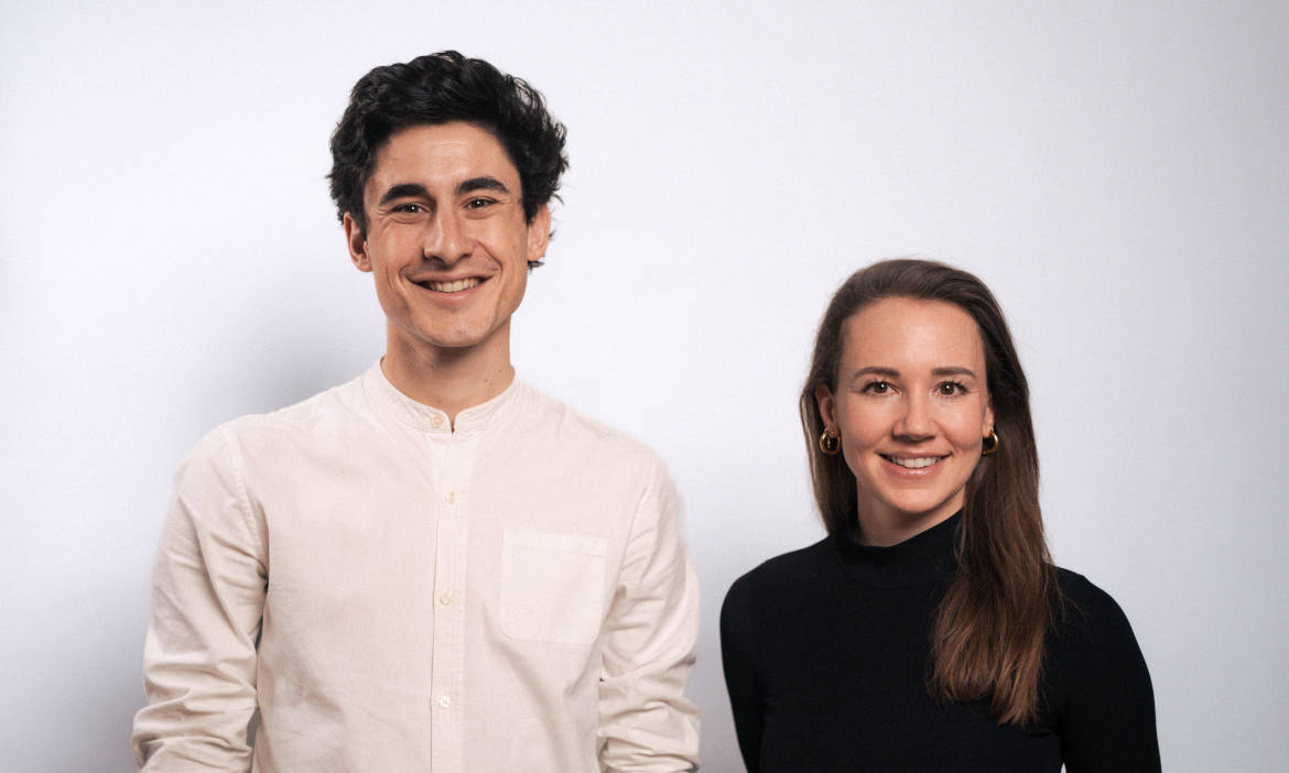 Zwei junge Fachkräfte bei Pfefferminzia, die neue Standorte eröffnen.