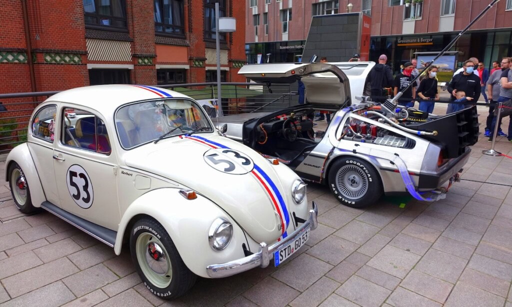 Klassische Filmauto-Modelle und Oldtimer auf einer Ausstellung in Deutschland.