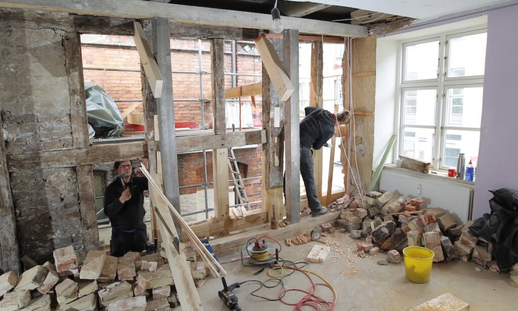 Renovierungsarbeiten in einer Wohnung mit Bauarbeiten und Baugerüsten.