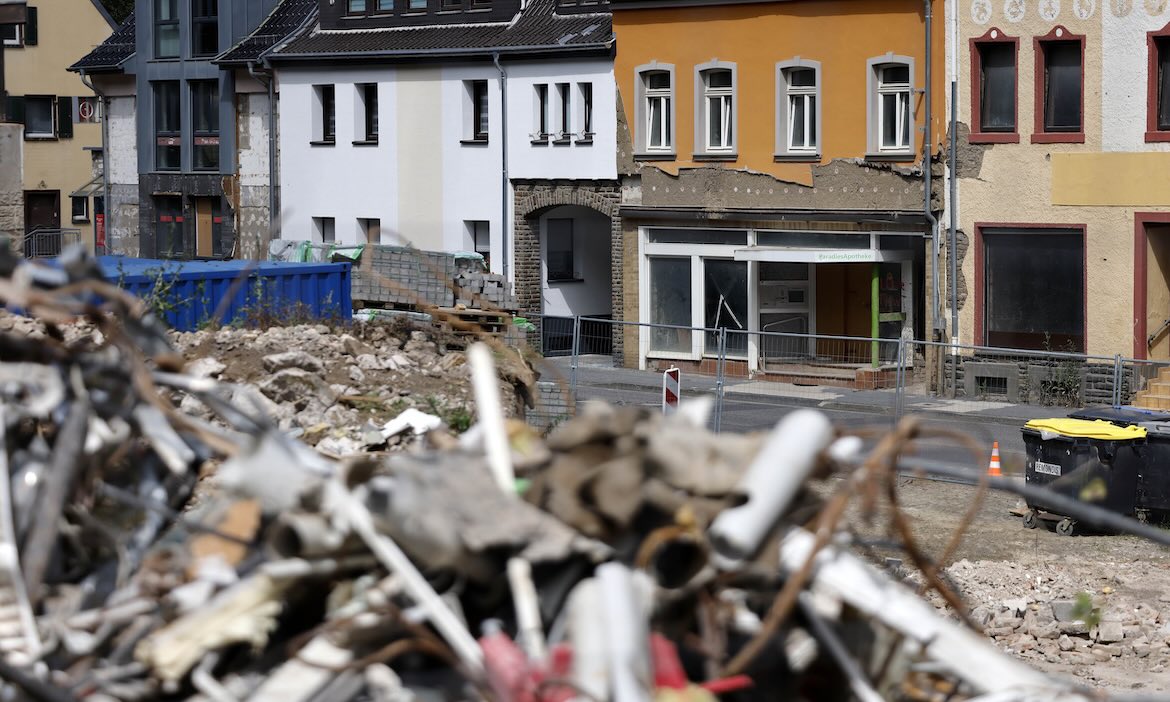 Überflutungsschäden in der Eifel nach heftigen Regenfällen: Wissenschaftler haben ausgerechnet, wie viel eine eine Elementarschaden-Pflichtversicherung kosten würde.