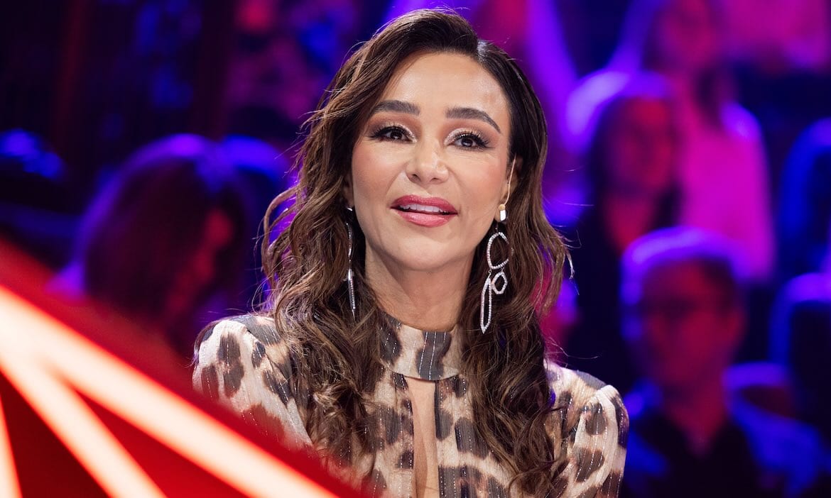 Verona Pooth vor Gericht im TV-Show-Setting, umgeben von Publikum.