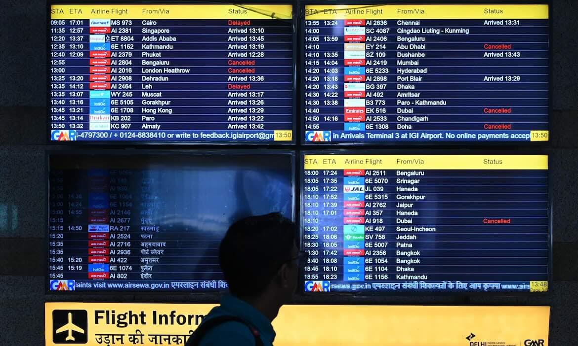 Fluganzeigen mit Verspätungen und Stornierungen im Zusammenhang mit Iran-Krieg.