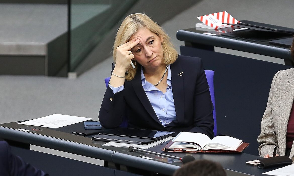 Frau bei Diskussion über Beitragsfreie Mitversicherung, nachdenklich.